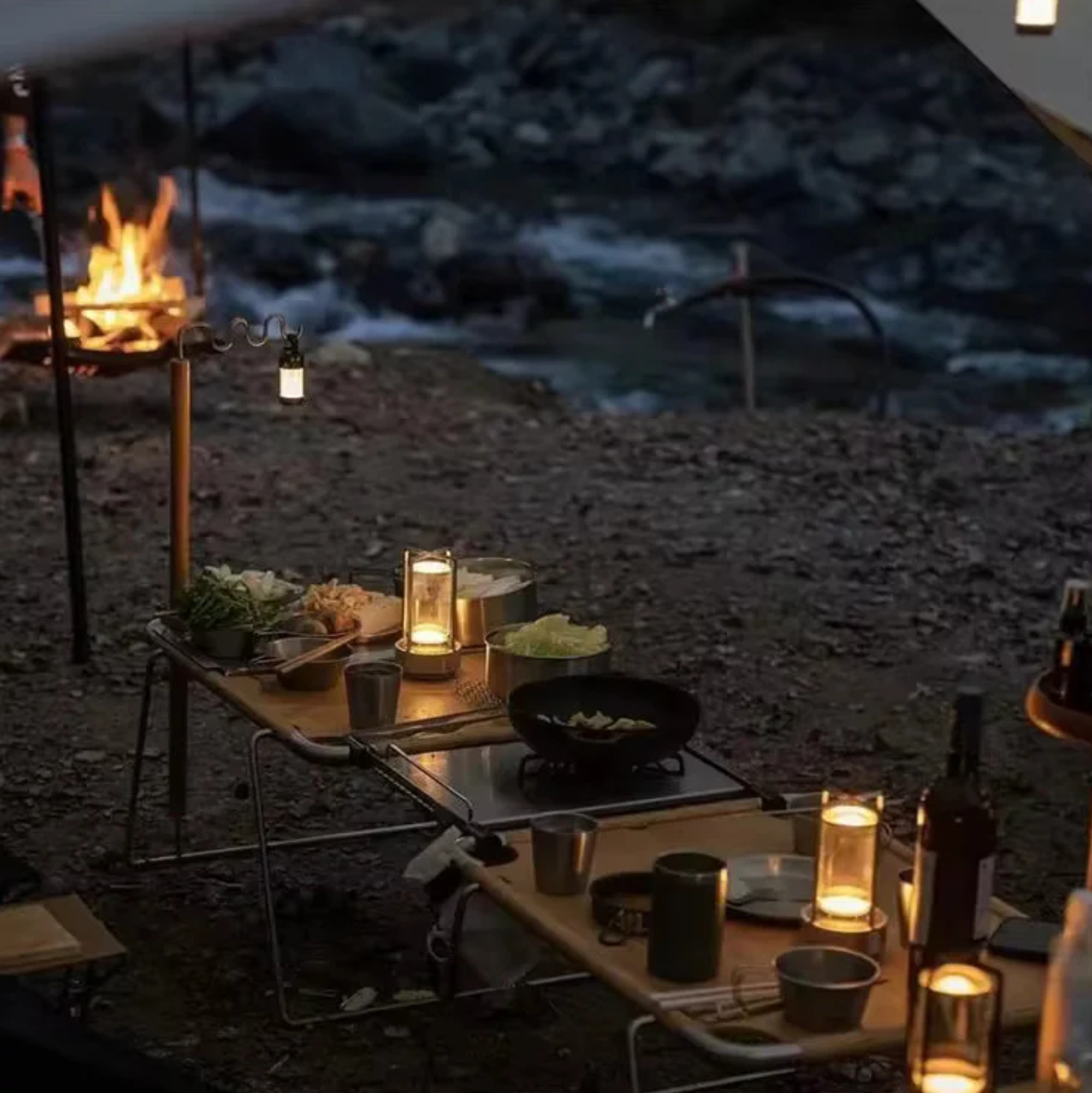 Gold touch-sensitive LED lamp – Lights Stockholm (Guldfärgad LED-lampa med touchsensor – Luminária LED dourada com sensor de toque)