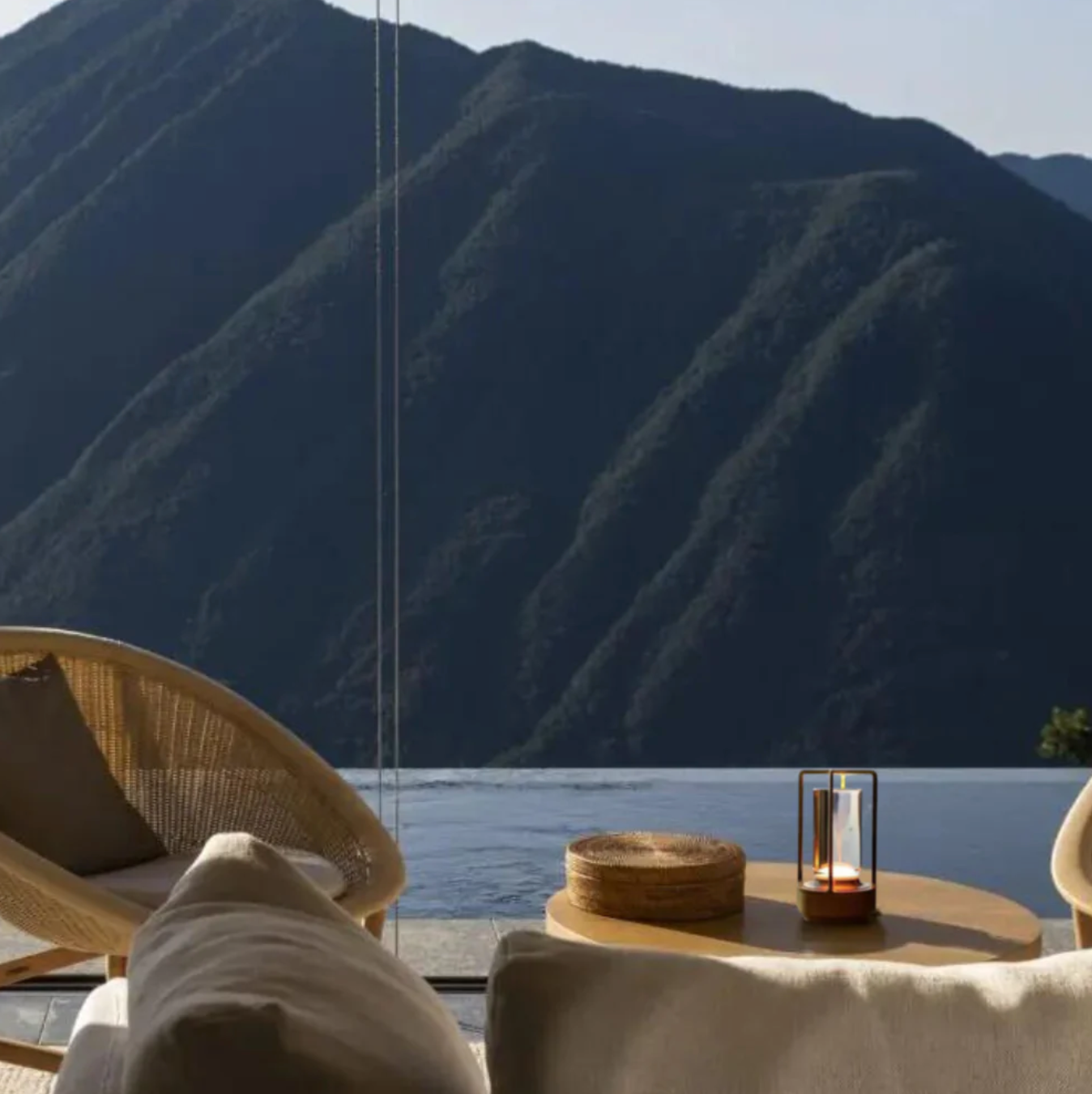 Gold cordless table lamp with touch sensor – Lights Stockholm (Trådlös guldfärgad bordslampa med touchsensor – Kabellose goldene Tischlampe mit Touch-Sensor)