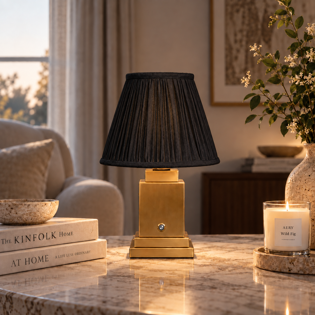 مصباح طاولة قابل لإعادة الشحن بتصميم Stockholm Classic Gold ولون Mayfair